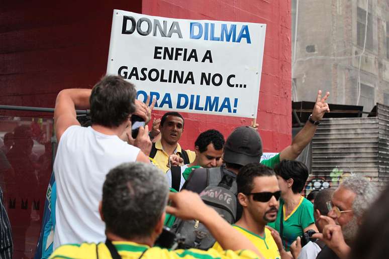 <p>Entre os manifestantes, também há grupos que defendem o impeachment da presidente Dilma</p>