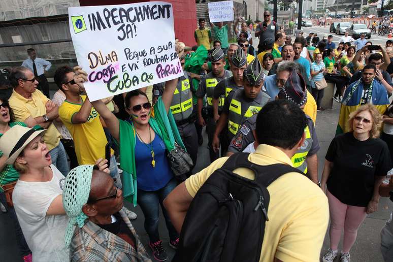 <p>Maioria dos manifestantes se veste com as cores da bandeira do Brasil</p>