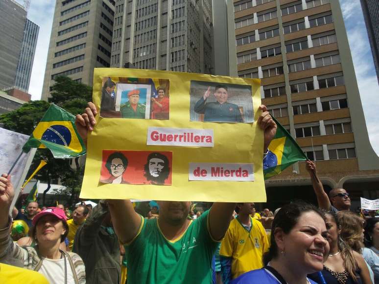 Manifestante mostra cartaz contra a presidente Dilma Rousseff, na avenida Paulista