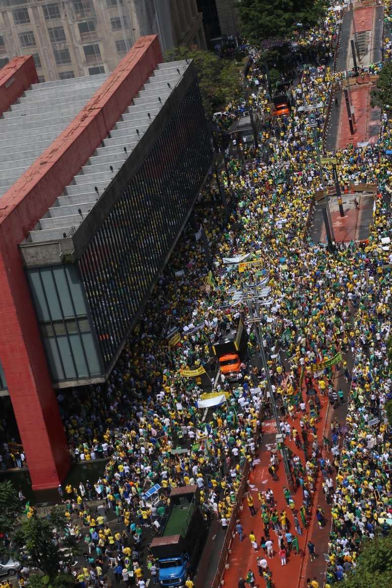 <p>Em São Paulo, protesto ocorre na Avenida Paulista</p>