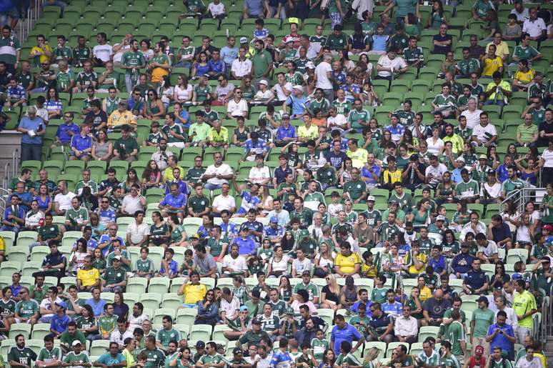 <p>Maior parte da torcida ao final do jogo gritou contra Dilma</p>