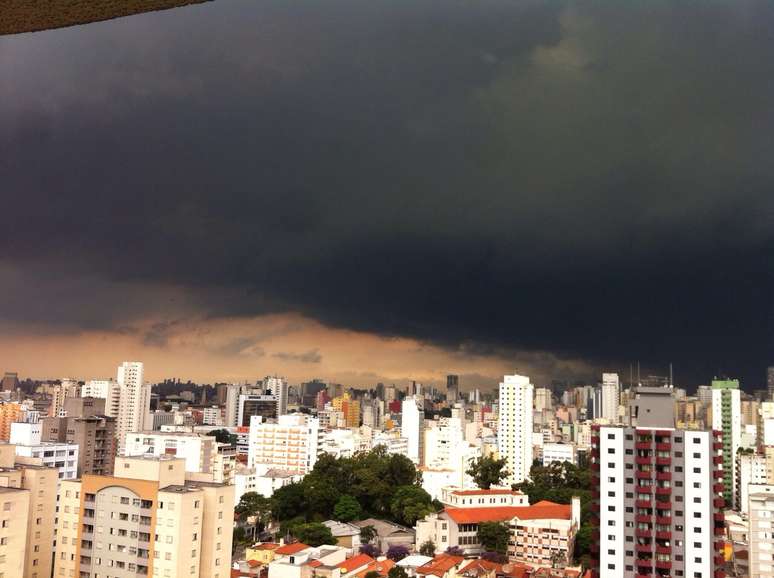 Nuvens escuras fecharam o céu na região da Barra Funda, na zona oeste