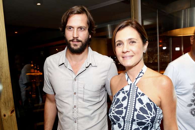 Elenco da novela Babilônia, que estreia nesta segunda-feira (16) na TV Globo, se reuniu em churrascaria do Rio de Janeiro para assistir ao primeiro capítulo da trama