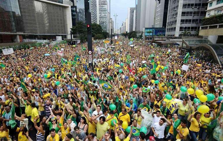 <p>Manifestantes contrários ao governo da presidente Dilma Rousseff na Avenida Paulista, em São Paulo</p>