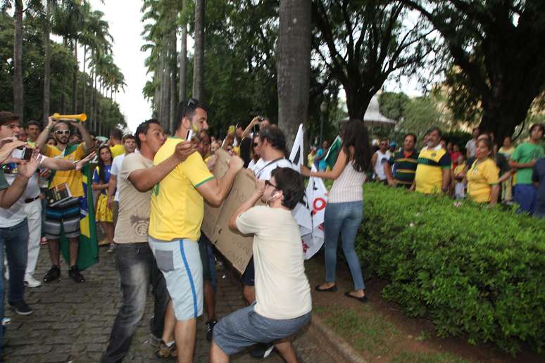 <p>Em Belo Horizonte, homem foi hostilizado ao mostrar cartaz que pedia, entre outras coisas, pelo aborto</p>