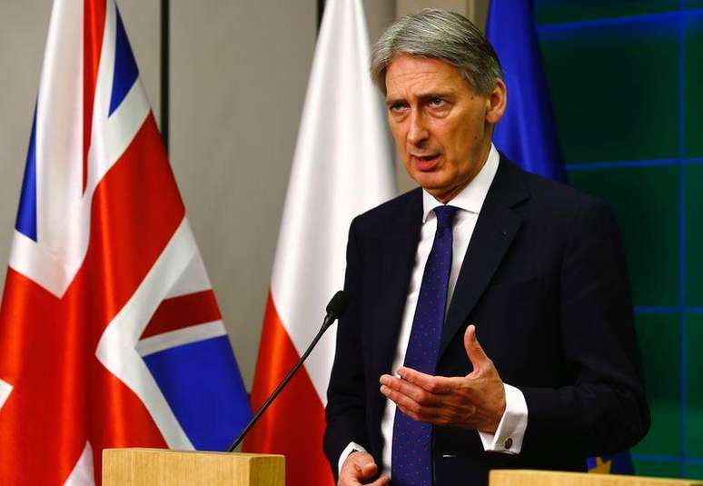 Ministro das Relações Exteriores da Grã-Bretanha, Philip Hammond, disse que sanções permanecerão em vigor até que a Rússia cumpra com suas obrigações