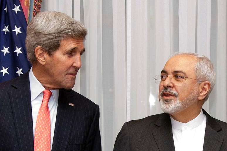 O secretário de Estado norte-americano, John Kerry (esquerda) , e o chanceler iraniano, Mohammad Javad Zarif, posam para foto antes de retomar reunião sobre programa nuclear, em Lausanne, na Suíça (16/03/2015)