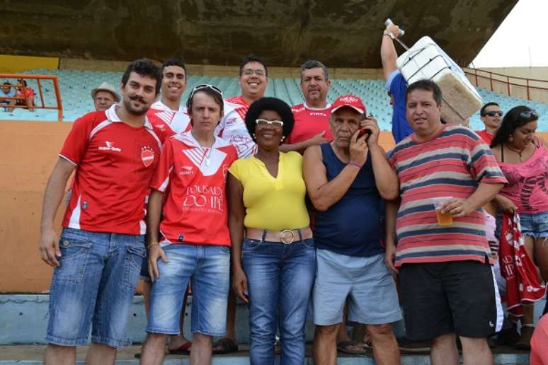 Joelma Fernandes, a Nêga Brechó, é atração nas arquibancadas coloradas