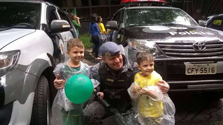 Crianças tirando fotos com policiais militares na capital paulista