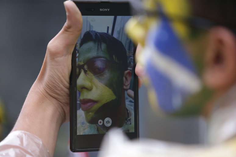 <p>Manifestante faz selfie durante o protesto em São Paulo</p>