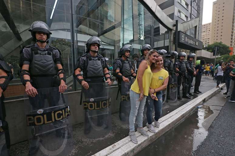 <b>São Paulo - </b> Manifestantes posaram ao lado de policiais