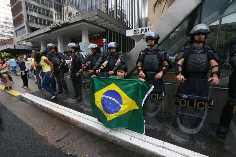 <b>São Paulo - </b> Manifestantes posaram ao lado da Polícia Militar