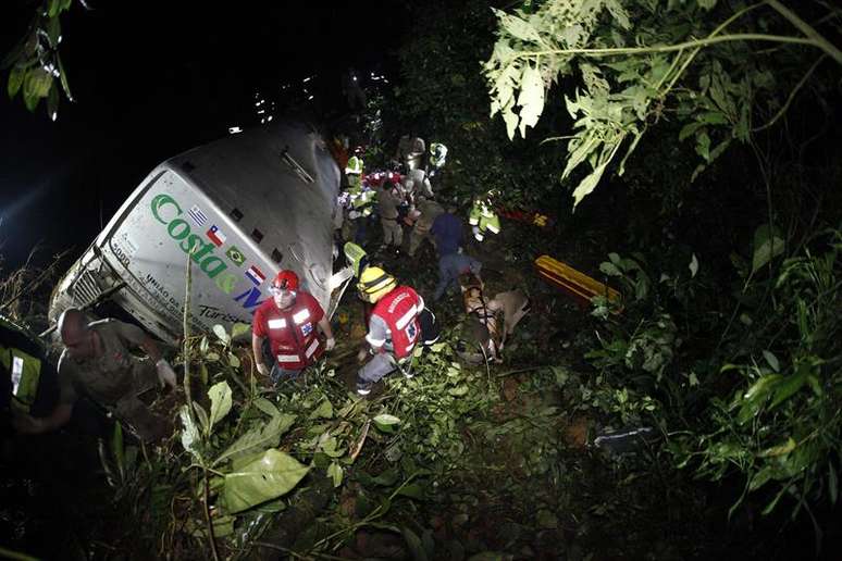 18 morreram em queda de ônibus em uma despenhadeiro de 400 metros de altura em Santa Catarina