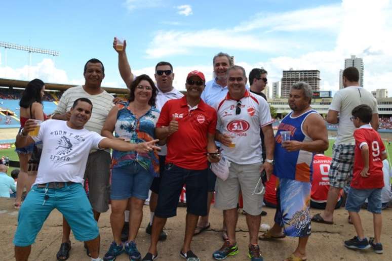 Vila Nova e cerveja fazem a festa de colorados no Serra Dourada