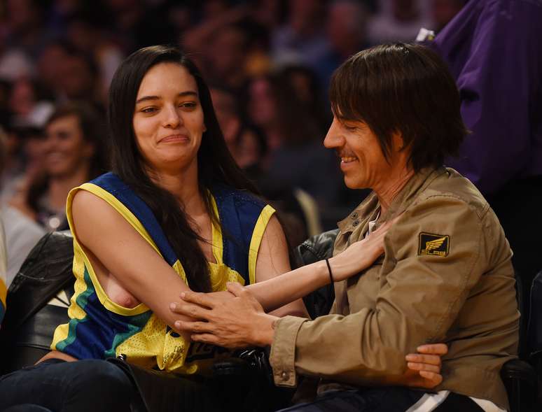 De uniforme, Red Hot Chili Peppers toca em jogo de futebol americano