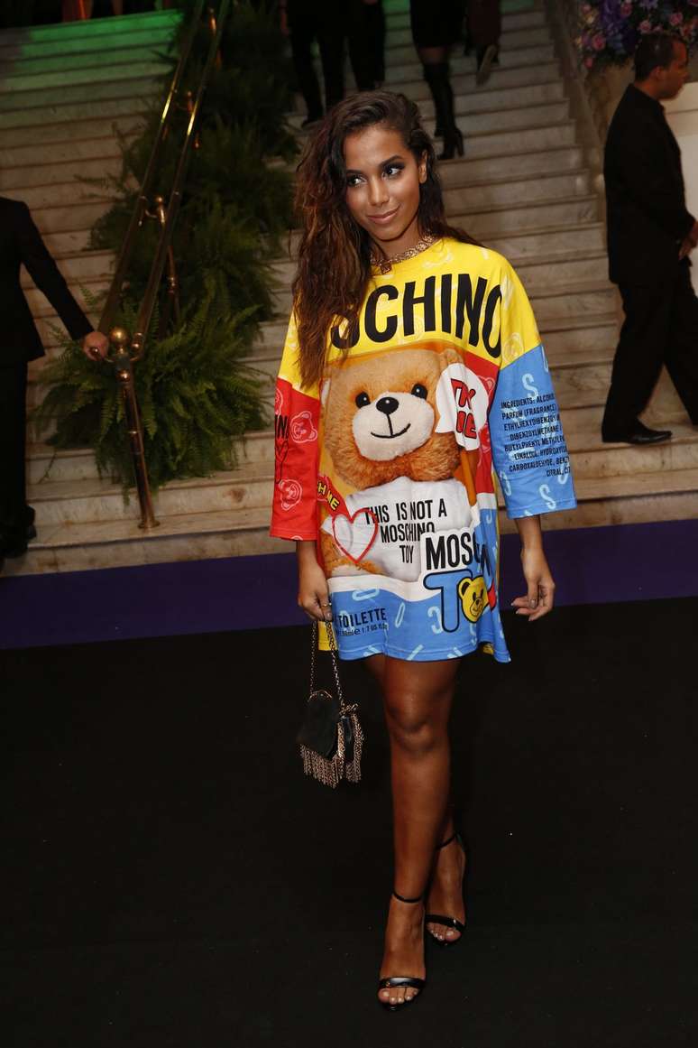 <p>O vestido tipo camiseta da grife Moschino traz estampa de desenhos animados e frases. O estilista Jeremy Scott segue o DNA da marca de fazer uma moda divertida. Pode até ser que vire tendência, mas por enquanto, ainda parece um camisolão. E Anitta foi assim a uma festa no Copacabana Palace, que pedia um pouco mais de formalidade</p>