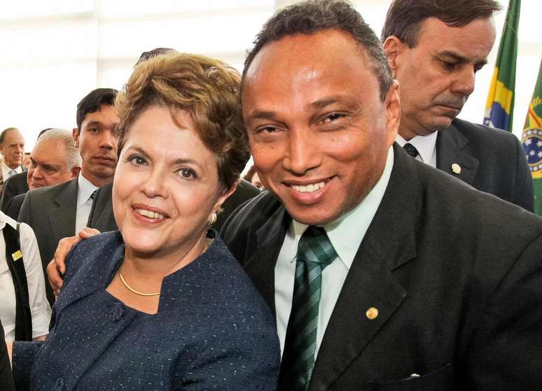 Deputado SIbá Machado ao lado da presidente Dilma Rousseff