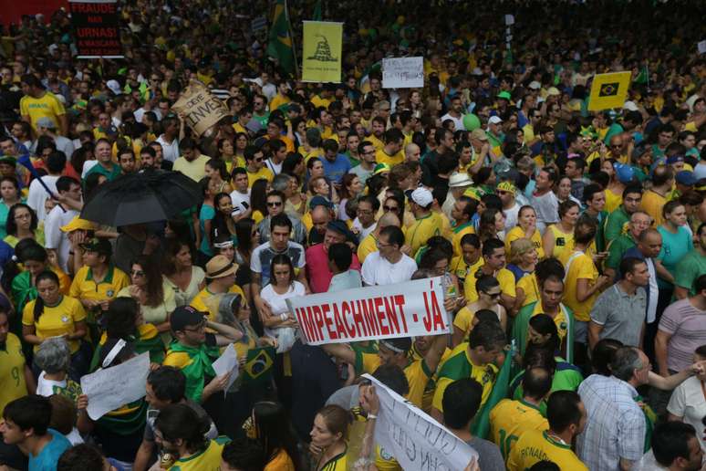 <p>Participantes pedem impeachment da presidente na Avenida Paulista</p>