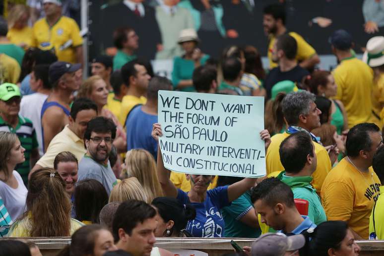 <p>Intervencionista carrega faixa, em inglês, a favor de governo militar em manifestação de SP</p>