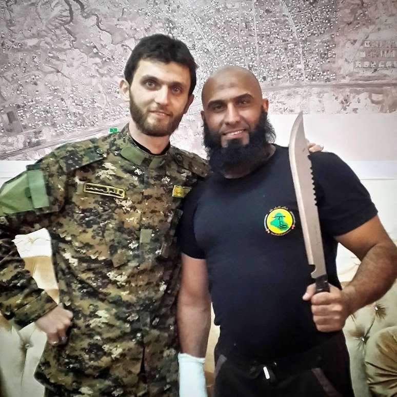 <p>Abu Azrael (à direita) tem a mão direita inutilizada</p>