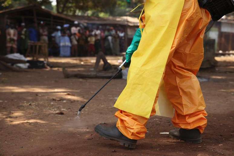 <p>Membro da Cruz Vermelha francesa desinfeta local em Forecariah, na Guiné, por causa do ebola</p>