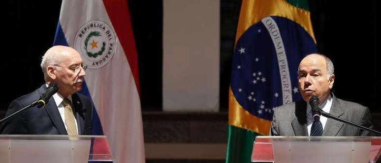 Chanceler brasileiro Mauro Vieira fala ao lado de colega paraguaio, Eladio Loizaga, durante entrevista em Assunção. 13/03/2015.