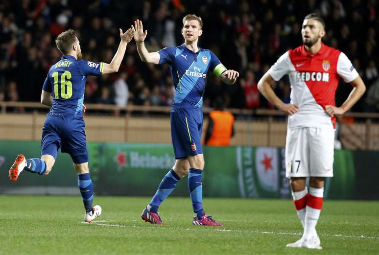Ramsey marcou o segundo do Arsenal e deu um pouco de esperança para os ingleses