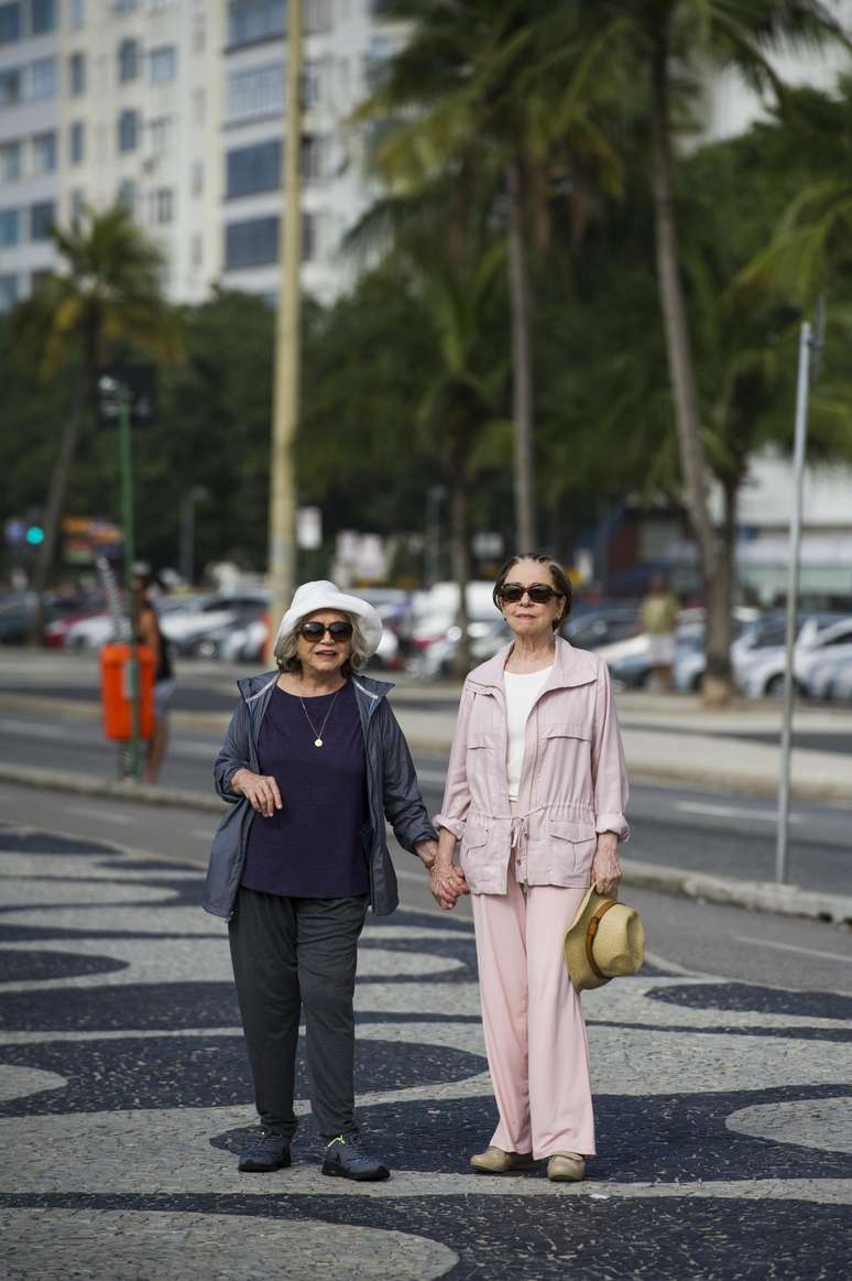 Teresa e Estela já abriram a novela com um beijo 