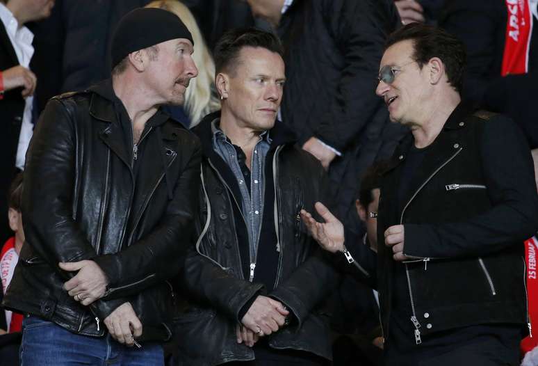 Membros da banda irlandesa U2 também estão presentes no estádio