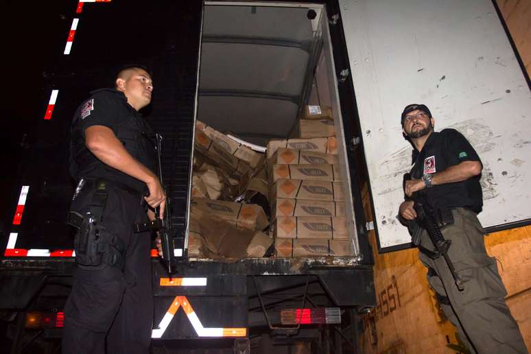 Policiais encontraram caminhão em uma propriedade na divida de Guarulhos