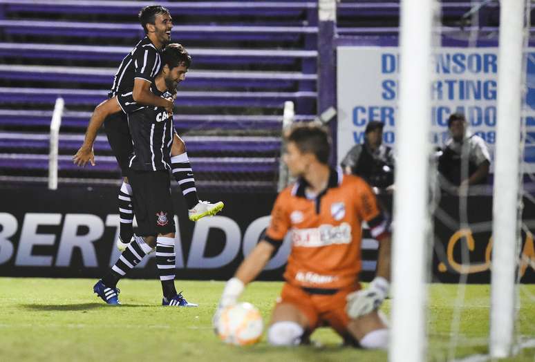 <p>Corinthians venceu Danubio por 2 a 1, mas não convenceu jornal El País</p>