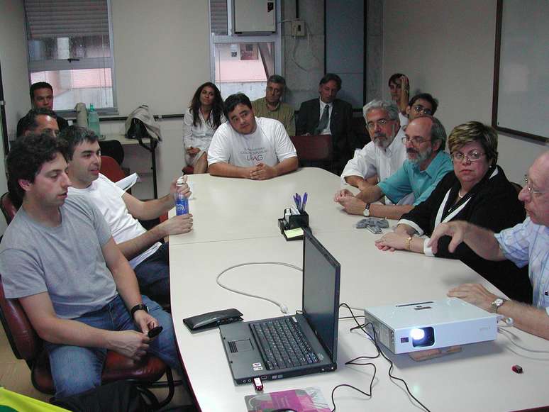 Nivio Ziviani (à direita) em reunião na UFMG com os fundadores do Google, Sergey Brin e Larry Page (à esquerda)