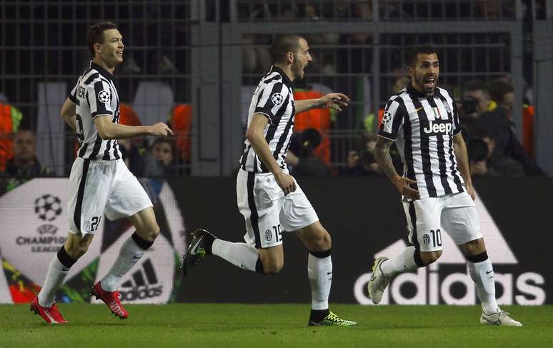 <p>Carlos Tevez foi o grande destaque da Juventus no duelo em Dortmund. Ele fez dois gols e deu o passe para o outro na vitória por 3 a 0.</p>