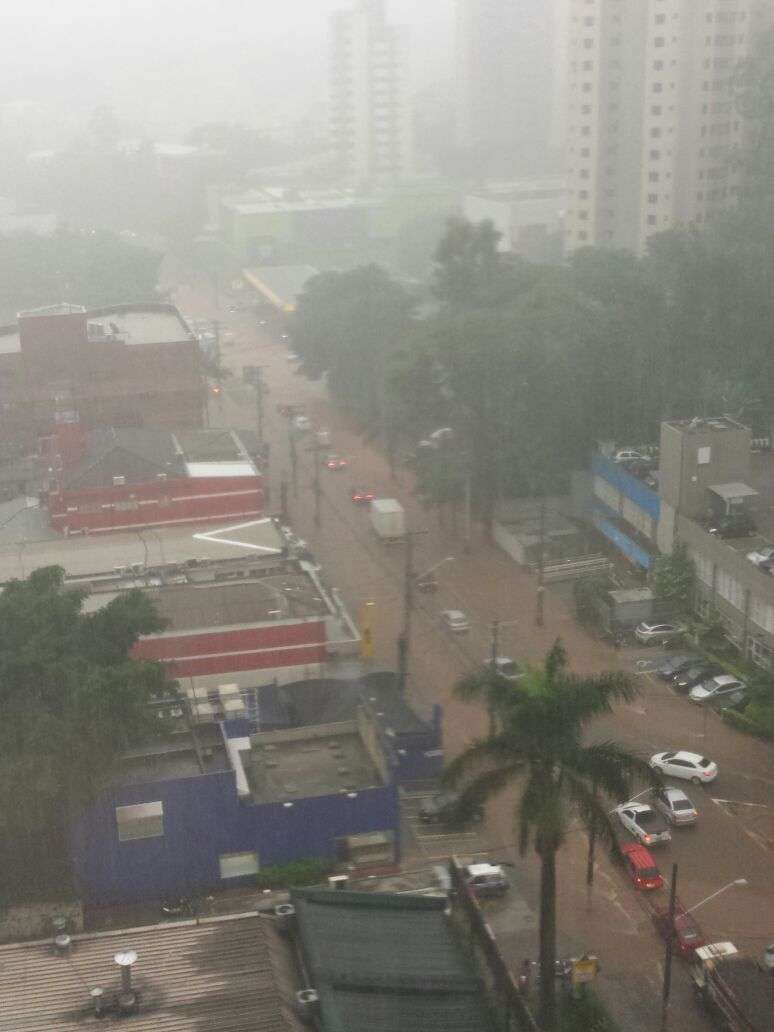 Chuva causou alagamento na avenida Dr. Guilherme Dumont Vilares, no Morumbi