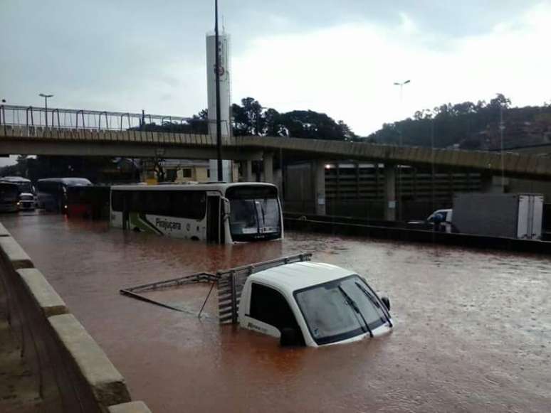 A chuva provocou estragos na região do Taboão da Serra