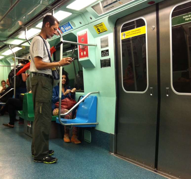 <p>Eduardo Jorge, ex-candidato à presidência pelo PV, em vagão de metrô na capital</p>