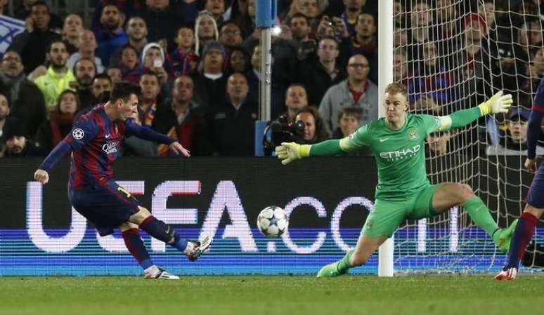 Messi tentando finalização em cima do goleiro Joe Hart, do Manchester City.    18/03/2015  
Action Images via Reuters / Carl Recine
Livepic.