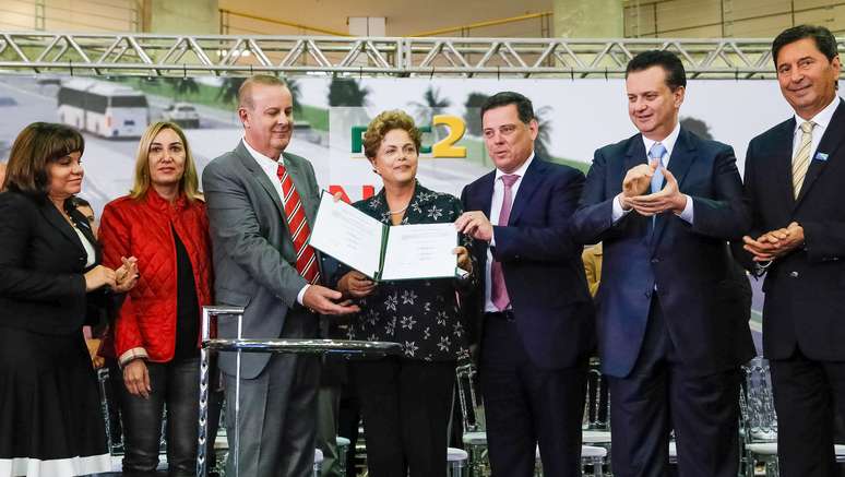 Dilma Rousseff durante cerimônia de assinatura de ordem de serviço de implantação do BRT Norte-Sul, em Goiânia