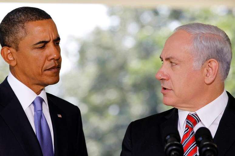 O presidente norte-americano, Barack Obama (esquerda), escuta o primeiro-ministro isralenese, Benjamin Netanyahu, durante declaração à imprensa na Casa Branca, em Washington, nos Estados Unidos. 01/09/2010