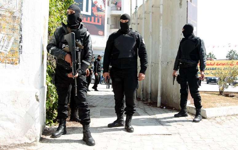 <p>Policias do lado de fora do Parlamento da Tunísia, em Túnis, próximo ao Museu do Bardo</p>