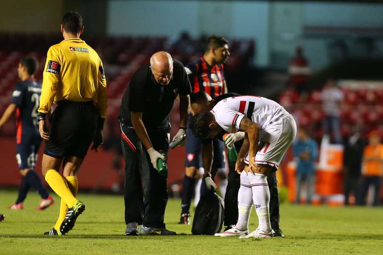 Alexandre Pato sentiu torção e precisou ser substituído no começo da partida