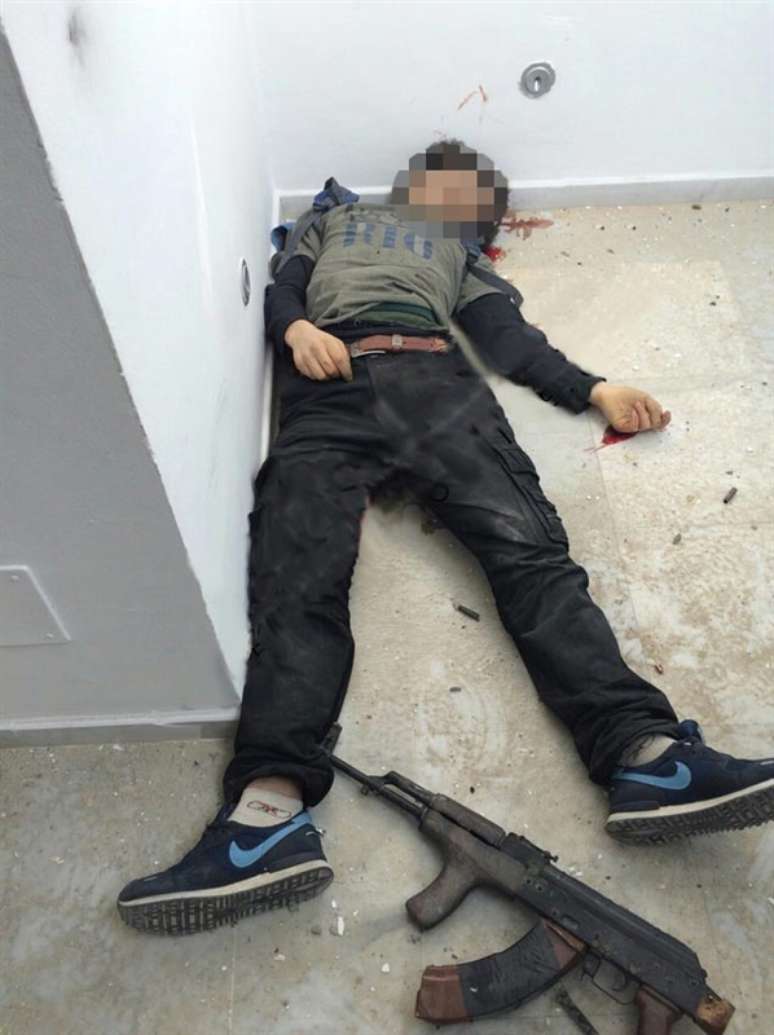 <p>Corpo de um dos terroristas é visto dentro do museu na Tunísia.</p>