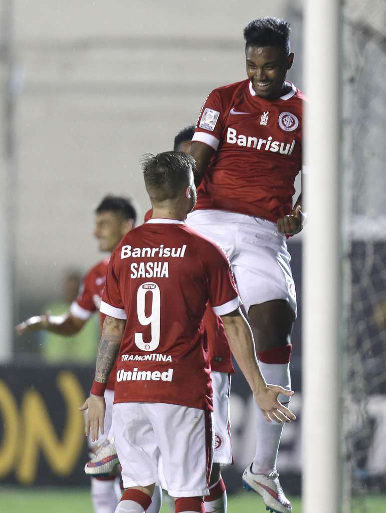 Vitinho nem precisou entrar em campo para ser xingado