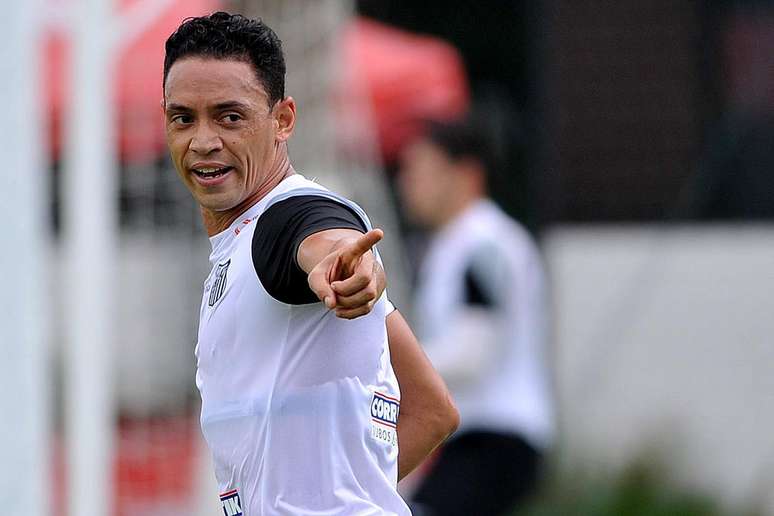 Ricardo Oliveira está em alta no Santos, mas ainda tem permanência incerta