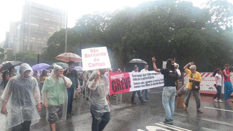 Professores decidiram manter greve, durante assembleia, e saíram em passeata, sob chuva, da Paulista à Praça da República