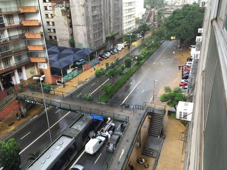 <p>Chuva alagou trecho da Avenida 9 de Julho, próximo ao Anhangabaú, na tarde de sexta-feira, último dia do verão</p>