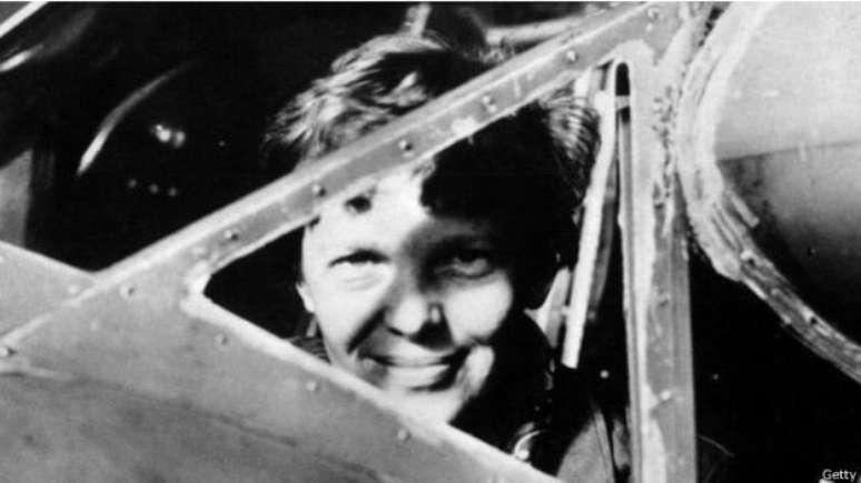 A cratera foi batizada de Amelia Earhart, em homenagem à primeira mulher que fez um voo solo no Oceano Atlântico