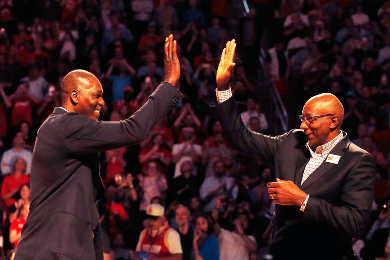 Hakeem Olajuwon (esq.) e Cylde Drexler foram ao Toyota Center comemorar 20&ordm; anivers&aacute;rio do bi dos Rockets
