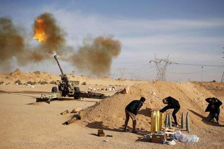 Combatentes do Amanhecer Líbio disparam contra militantes do Estado Islâmico perto de Sirte, na Líbia, na quinta-feira. 19/03/2015