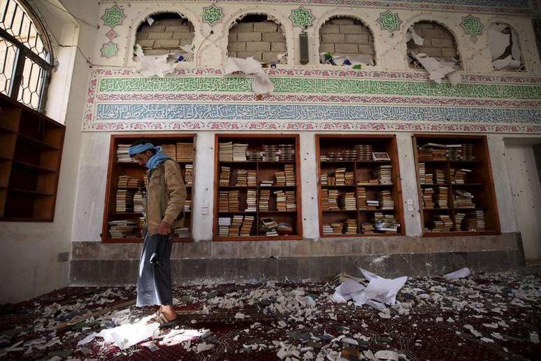 <p>Militante houthi em mesquita atacada em Sanaa</p>